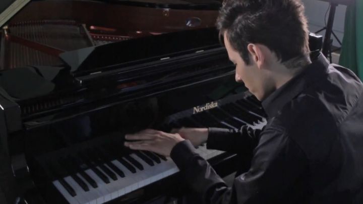 Игра на пределе человеческих возможностей: Пианист-рекордсмен играет песню Майкла Джексона
