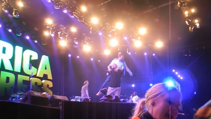  Охранник вынес на руках фронтмена группы Blur, когда тот отказался заканчивать своё пятичасовое выступление
