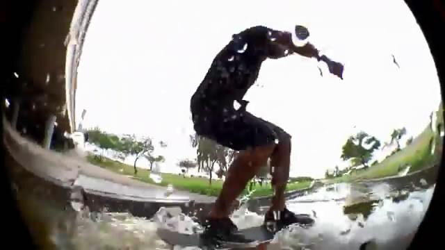 Водные трюки на скейтборде