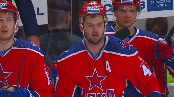 Нападающий хоккейного клуба ЦСКА остановил матч, чтобы врач оказал помощь болельщику