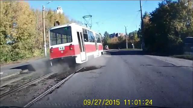 У трамвая на ходу отвалился двигатель