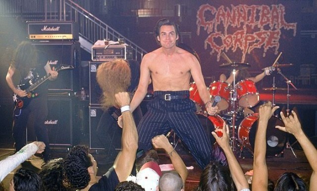 Вырезанная сцена из «Эйс Вентура» с Джимом Керри на вокале у Cannibal Corpse