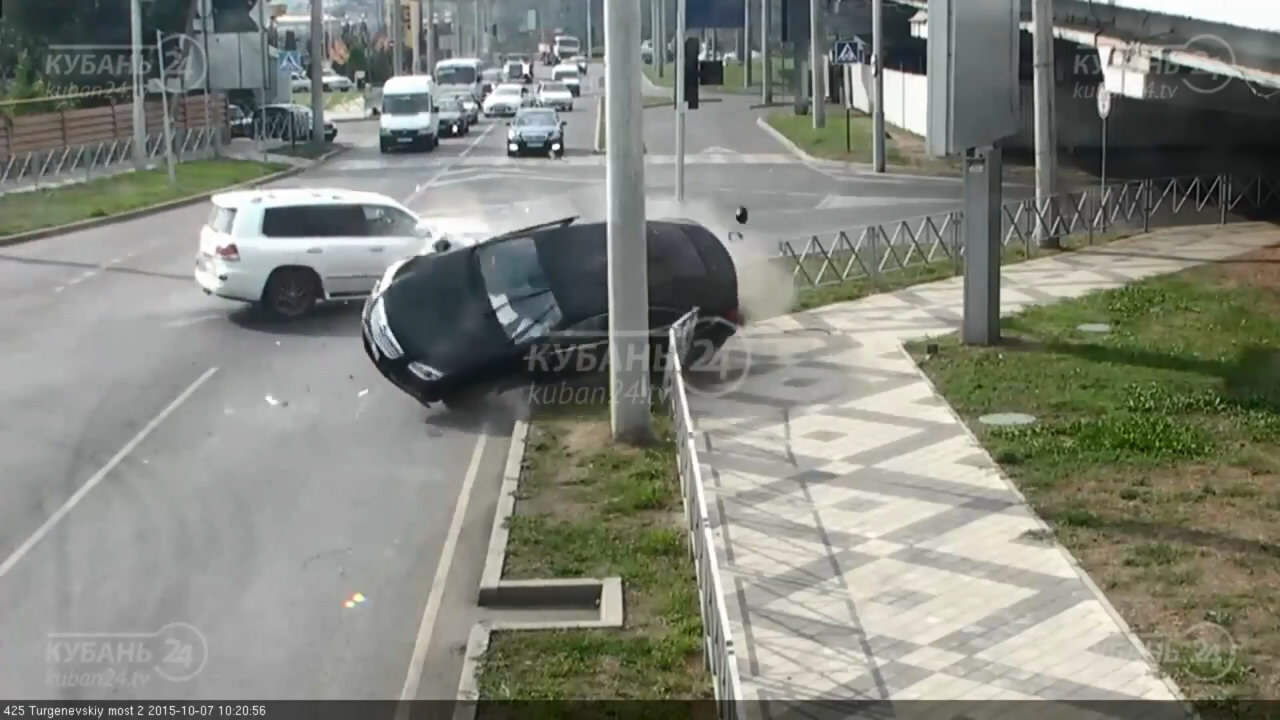 Авария дня 2106. В Краснодаре перевернулся автомобиль