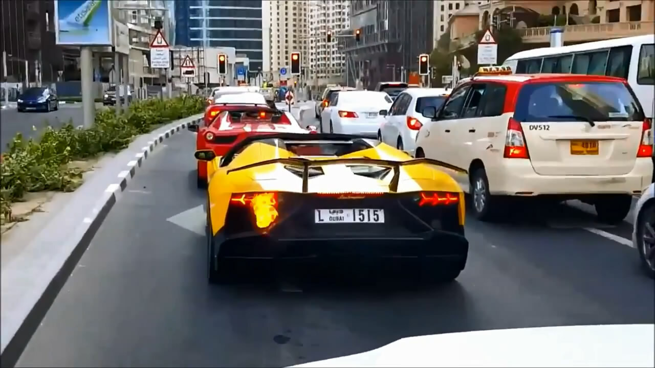 В Дубае дотла сгорел Lamborghini Aventador