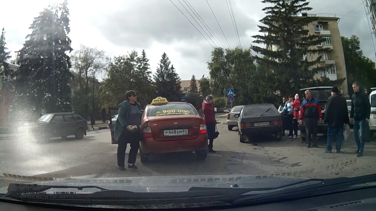 Конфликт таксистки с пешеходом в Саратове
