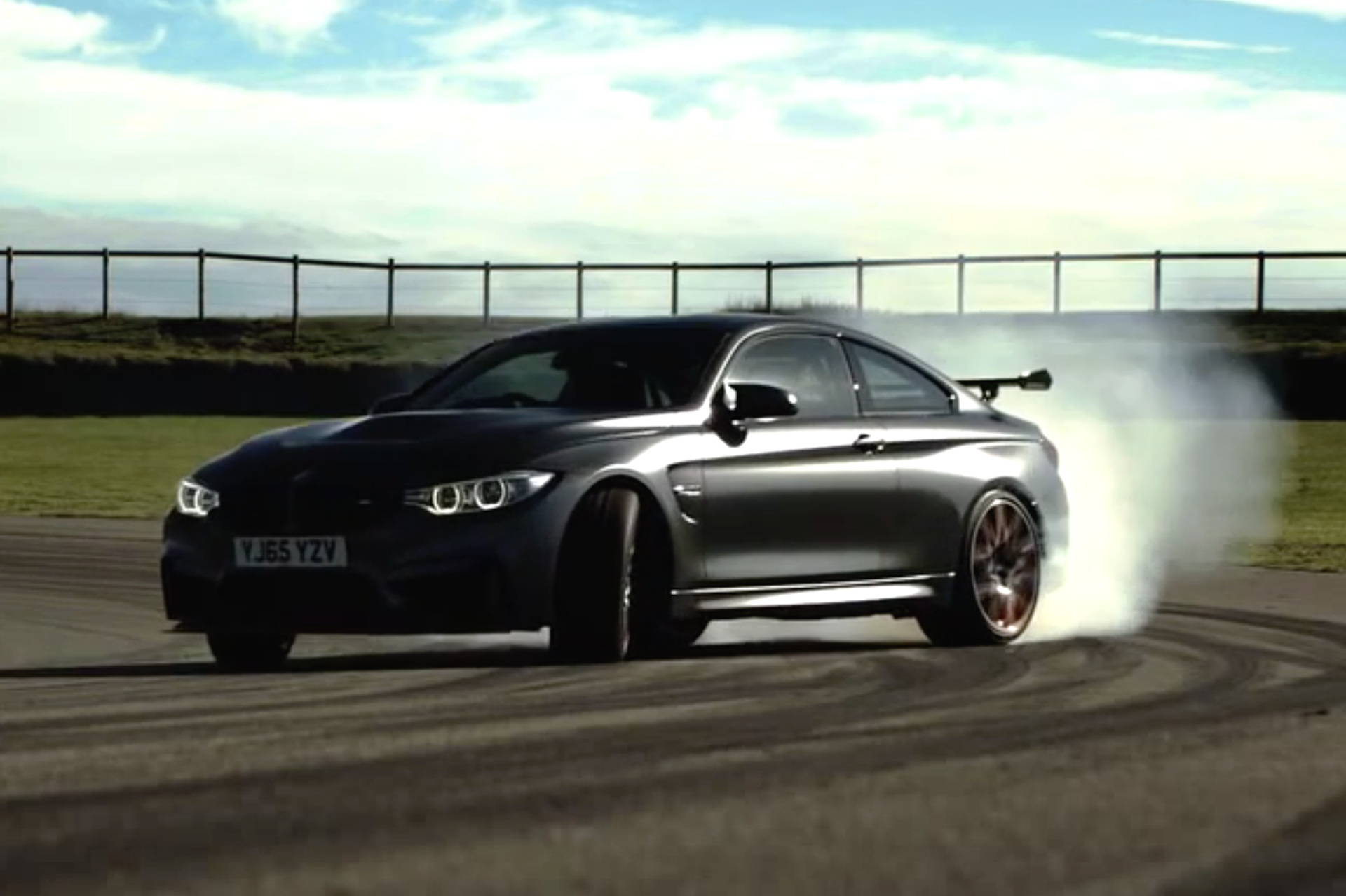 BMW M4 GTS на треке острова Англси