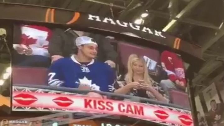 Хоккейный болельщик жестоко разыграл свою девушку во время матча