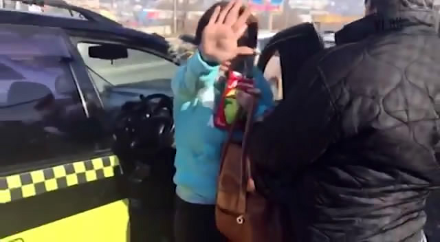 Автомобилисты задержали пьяную женщину за рулем такси 