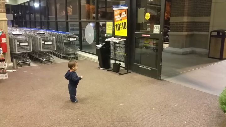 Реакция малыша на автоматические двери 