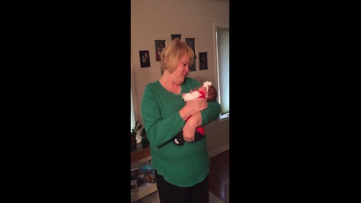 Бабушке впервые показали новорожденную внучку. Её реакция бесценна!