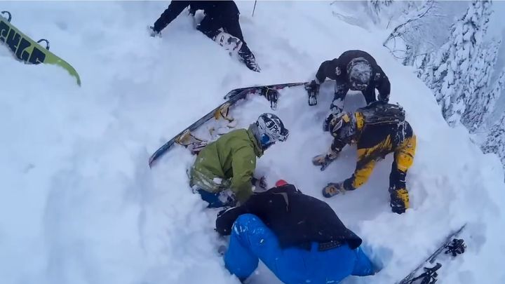 Второй день рождения. В Шерегеше группа туристов спасла из-под снега сноубордиста