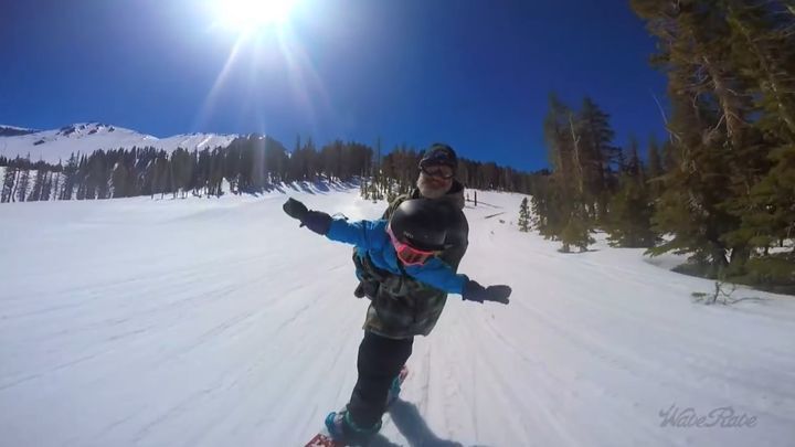  Может ли 3-летний ребенок кататься на сноуборде? Может, если в этом ему поможет папа!
