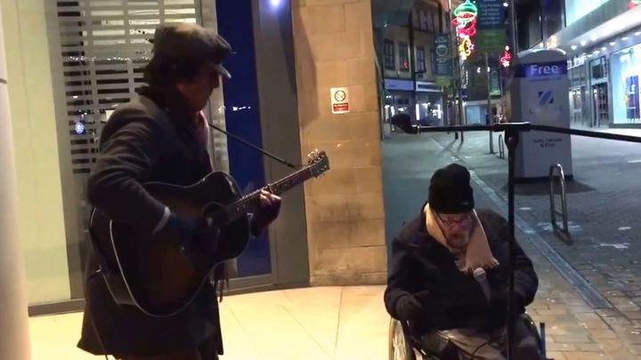 Трогательное выступление бездомного из Великобритании под аккомпанемент уличного музыканта покорило сердца миллионов людей
