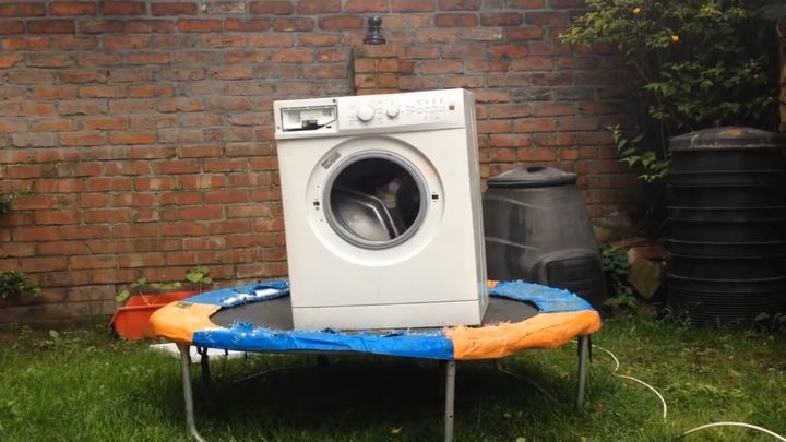 Что будет, если в стиральную машину засунуть кирпич, поставить ее на батут и включить?