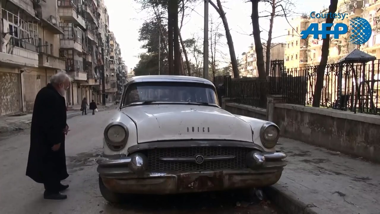 Старик не бросает свою коллекцию автомобилей даже во время войны