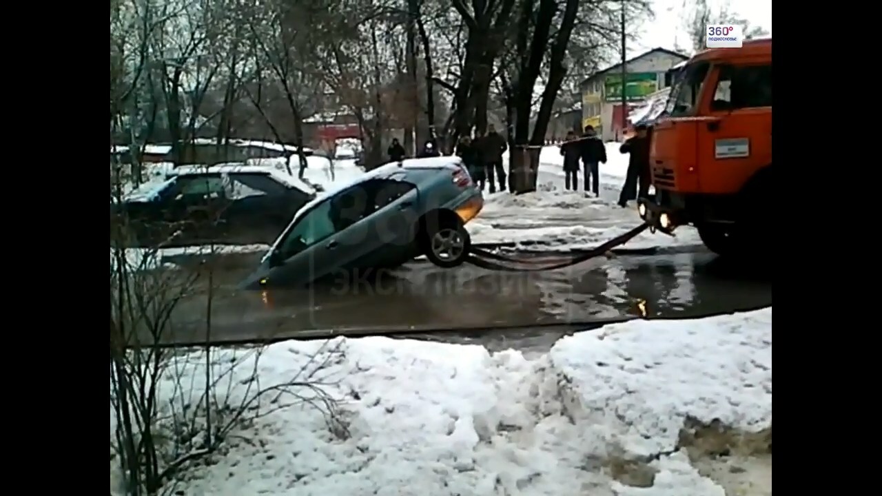 В Жуковском Фиат провалился под асфальт