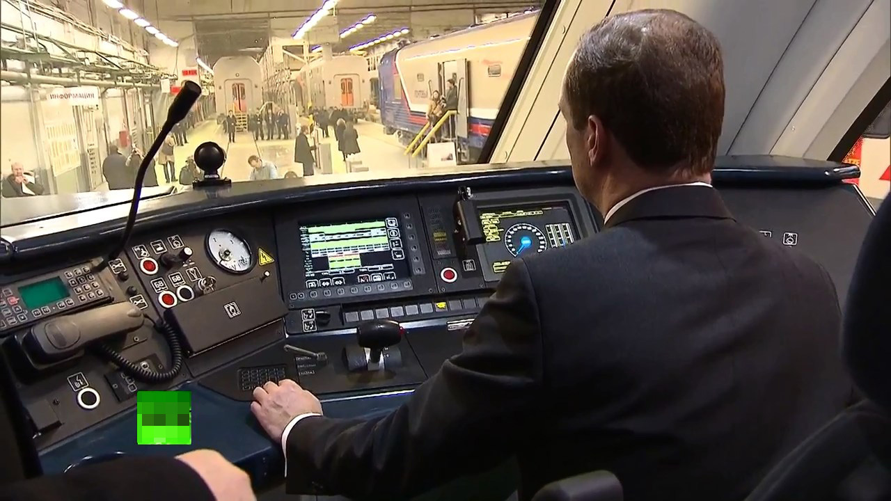 Премьер-министр на заводе в Твери попробовал управлять трамваем