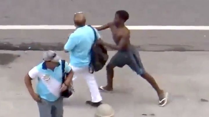 К Олимпиаде готовы! Беспризорники нападают на приезжих туристов в Рио, пытаясь украсть их телефоны и украшения