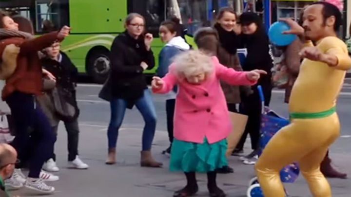 Безудержное веселье на улице в Англии. Гвоздь программы - бабушка!