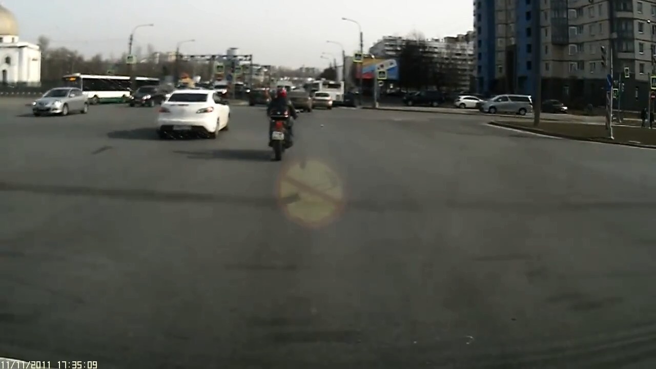 Мотоциклист сбил девушку на пешеходном переходе