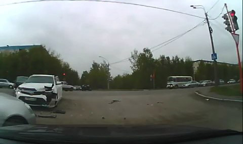 Авария дня. Столкновение на перекрестке в Барнауле