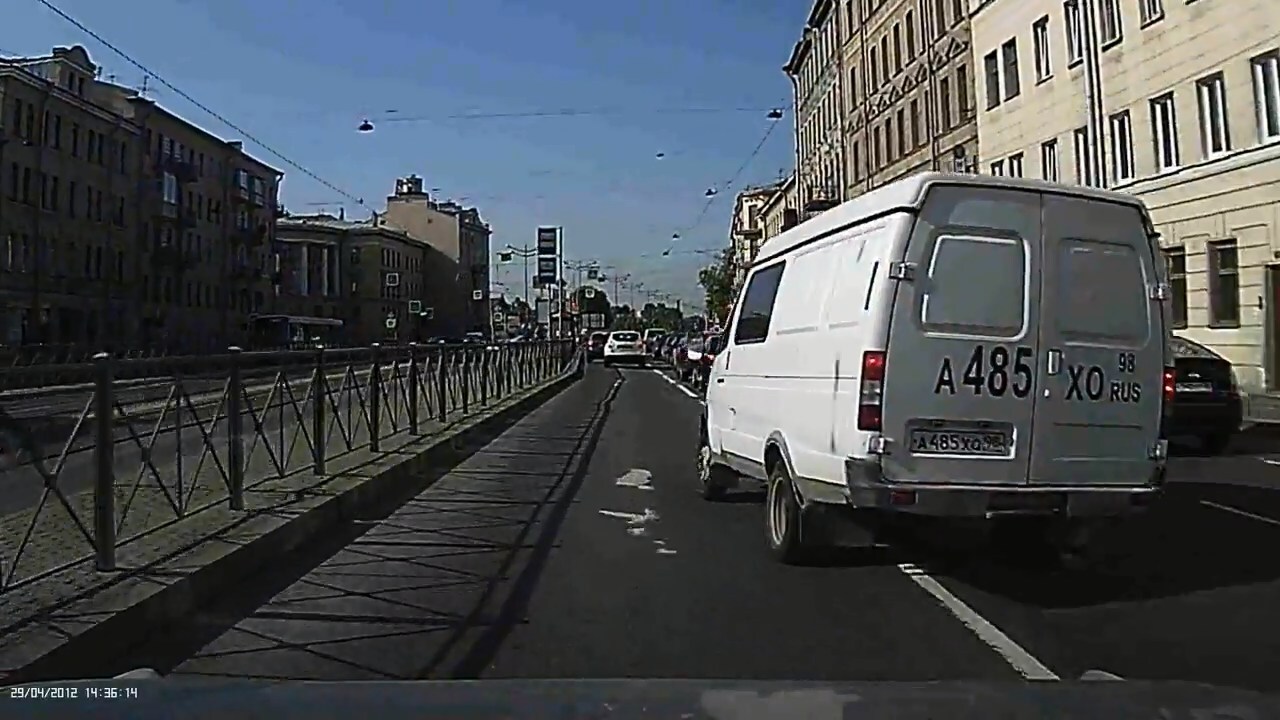 В Санкт-Петербурге лихач на ГАЗели снес ограждение