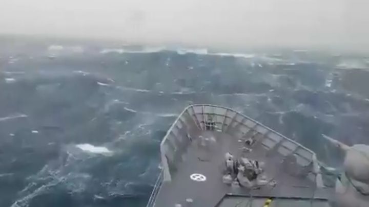 Ошеломляющий шторм в Атлантическом океане 