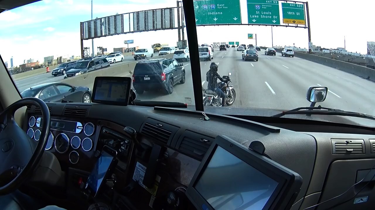 Дальнобой помогает мотоциклистке на автомагистрале
