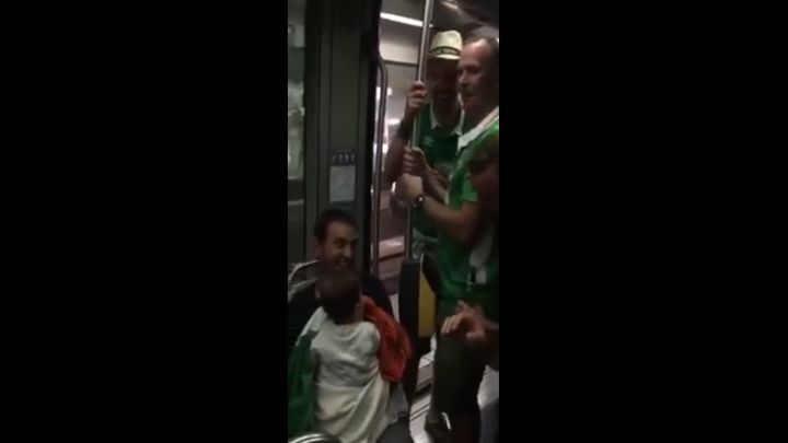 Болельщики сборной Ирландии поют ребенку колыбельную в метро