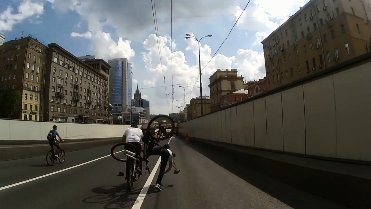 Столкновение на московском велопараде