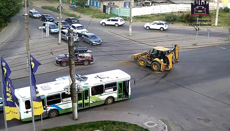 Авария дня. Трактор подбил Лексус при повороте налево 