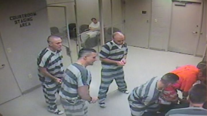 В сети появилось видео спасения заключенными охранника