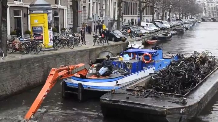 Добыча велосипедов в канале Амстердама