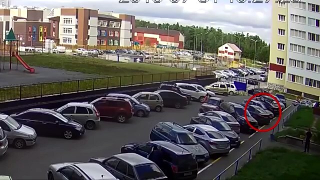 В Сургуте на припаркованный автомобиль сбросили арбуз