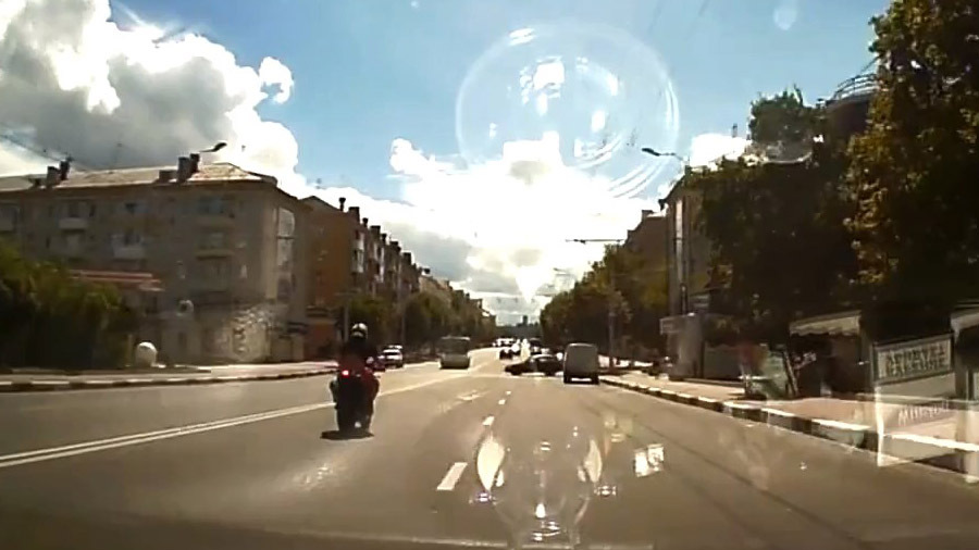 В Брянске мотоциклист влетел под автобус