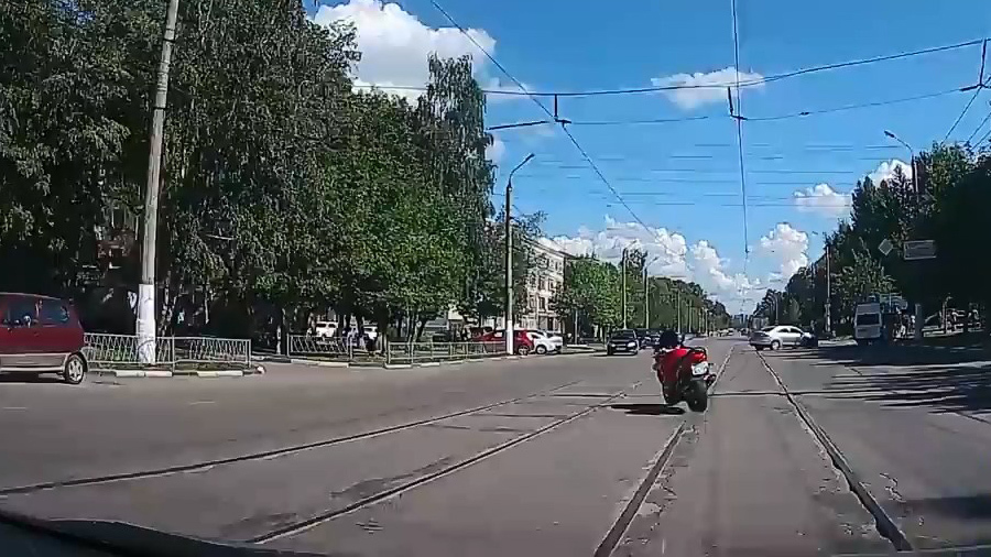 В Твери мотоцикл без водителя едет сам по себе
