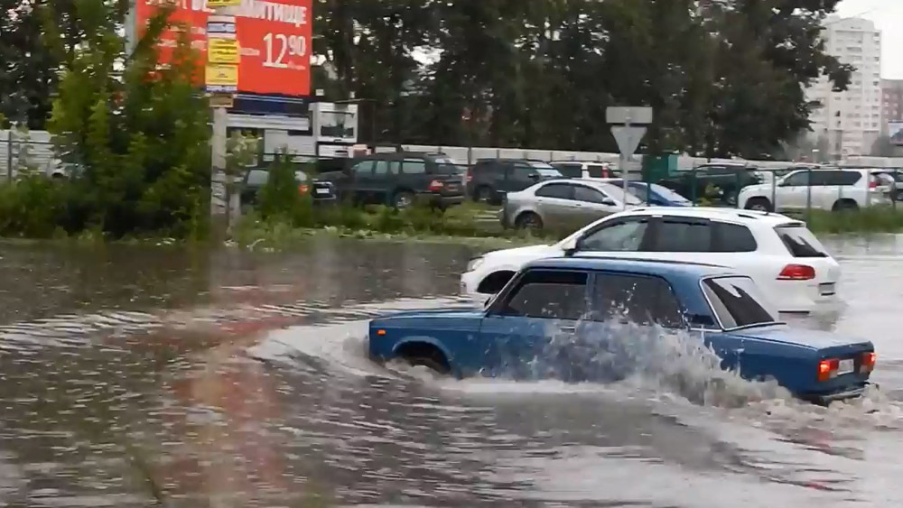 Ливень затопил красноярские улицы