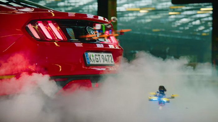 Гонка дронов в дыму Focus RS и Mustang