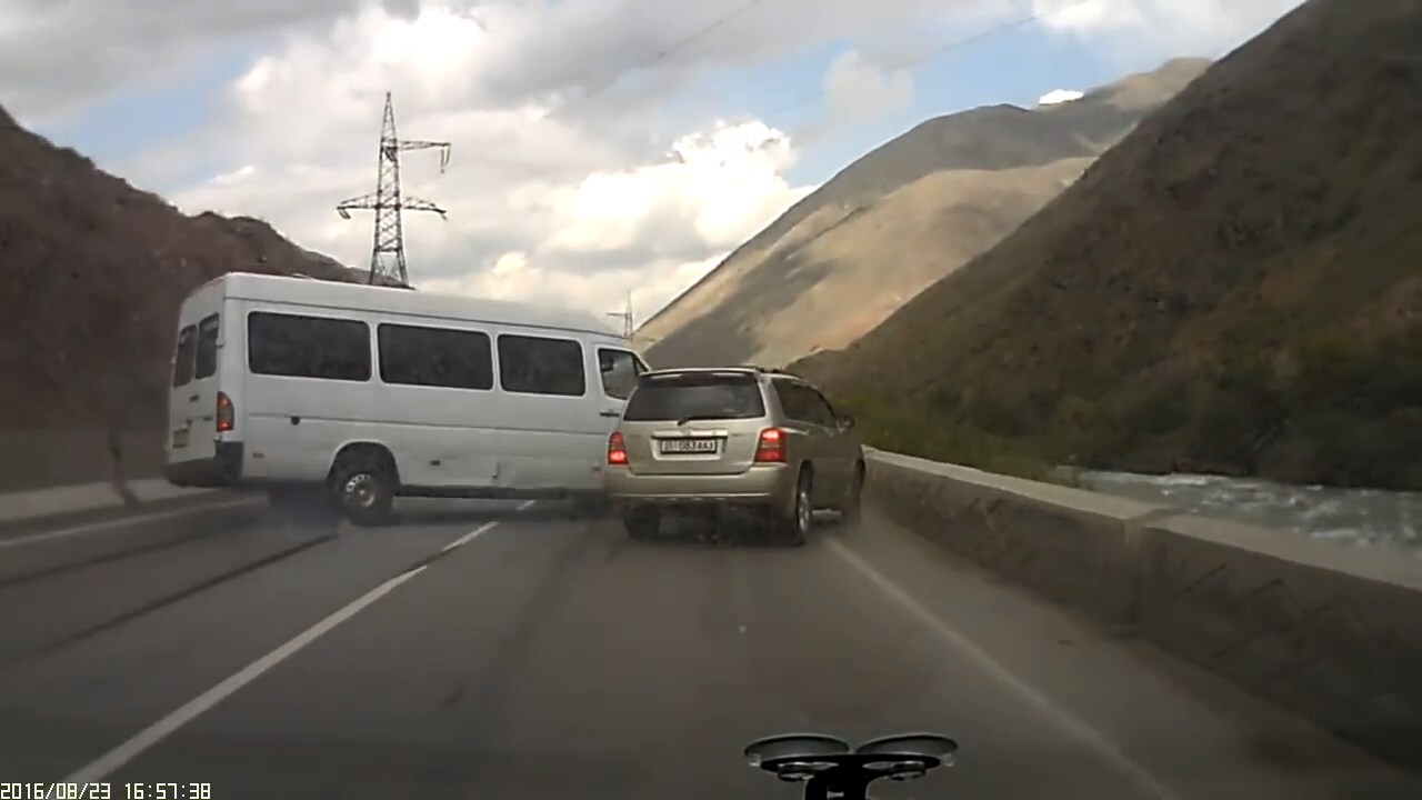 Авария дня. Микроавтобус с пассажирами перевернулся в Киргизии