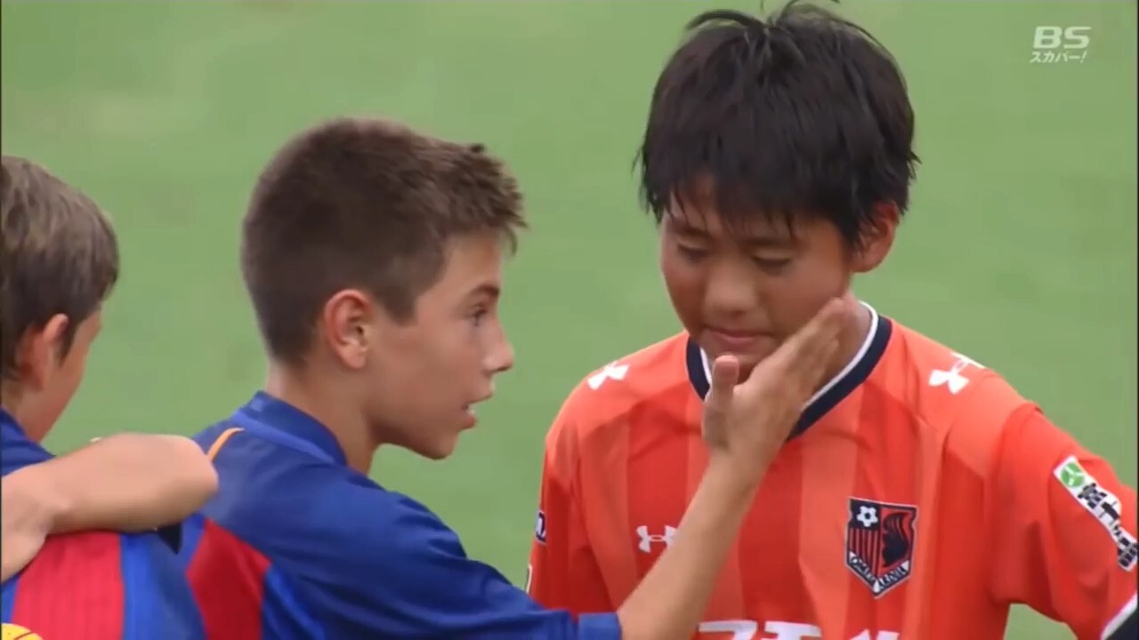 Детская команда Барселоны утешала побежденных соперников из Японии