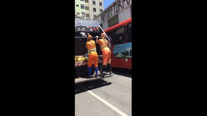  Бразильские мусорщицы устроили грязные танцы на улицах города