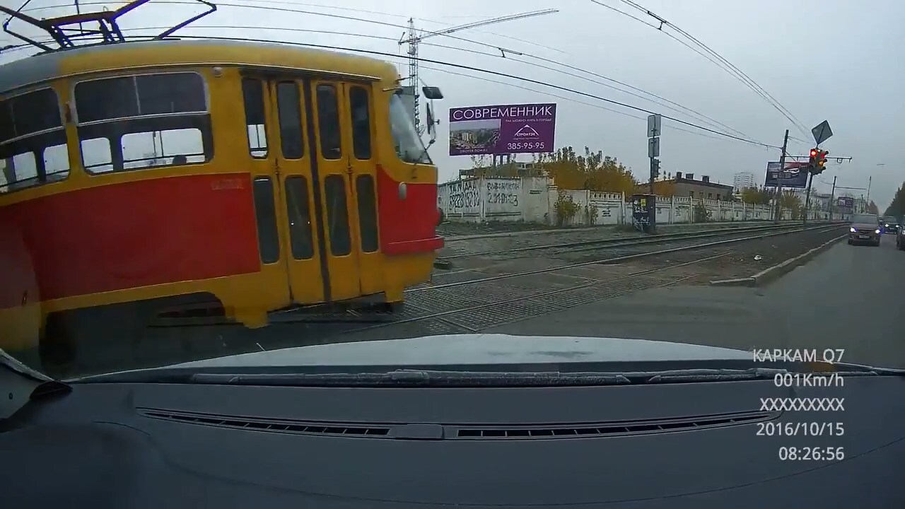 Авария дня. В Екатеринбурге женщина столкнулась с трамваем