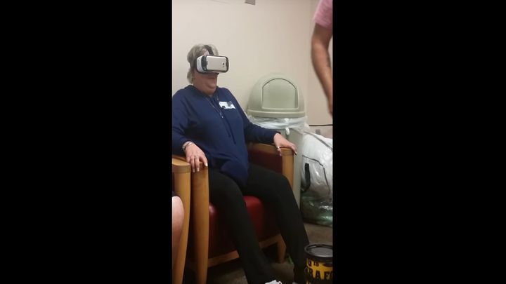 Добрые дети решили успокоить нервы матери с помощью горок в виртуальной реальности