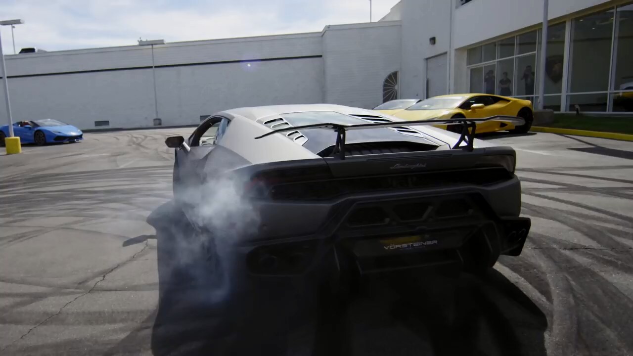 Калифорнийский дрифт на Lamborghini вокруг суперкаров