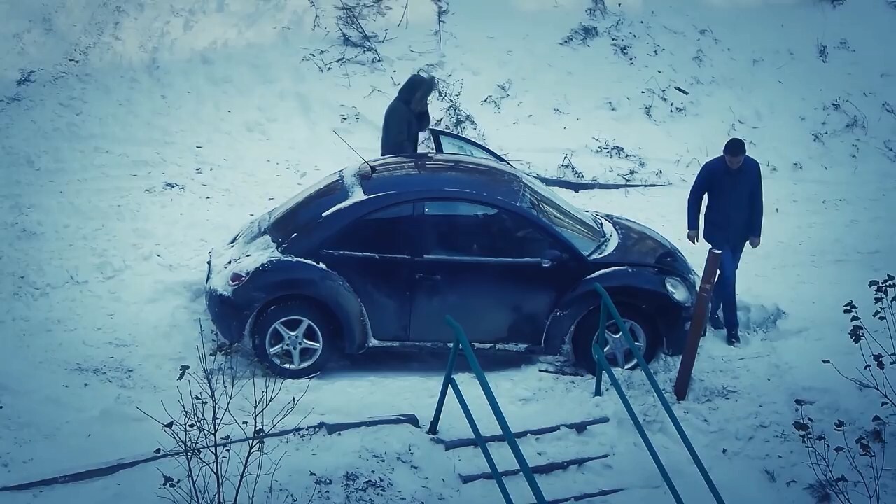 Фольксваген Жук застрял в снегу