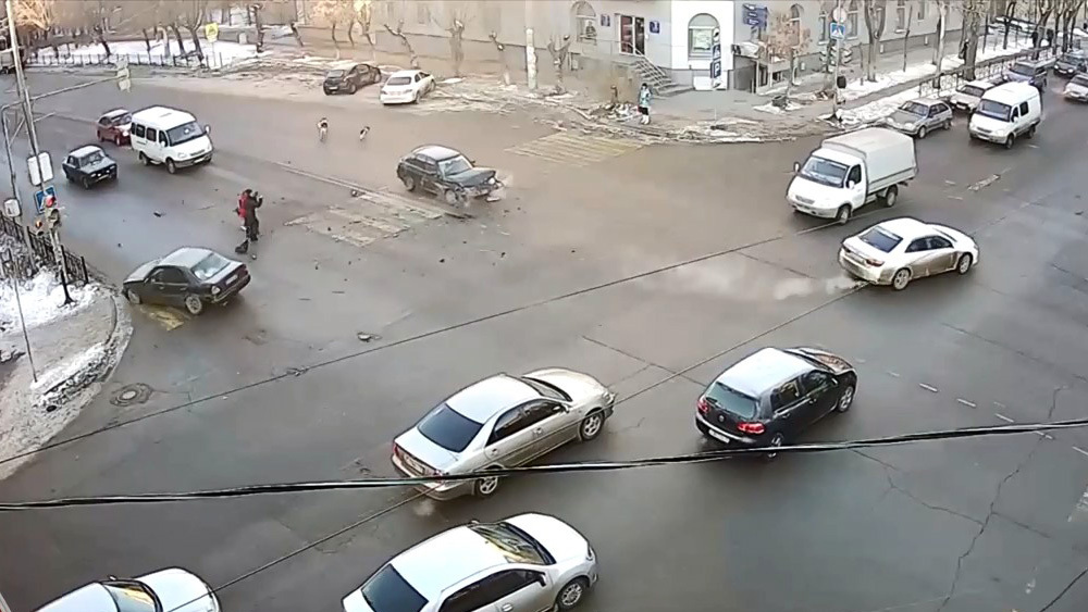 Авария дня. В Астрахани чудом спаслись два пешехода и собаки