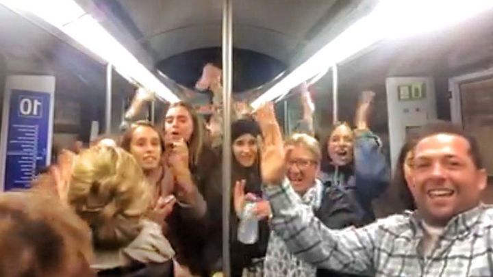 Пассажиры метро зажигательно исполнили хит Шакиры и Карлоса Вивеса