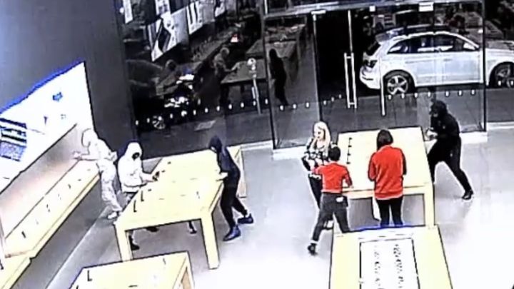  Успеть за 15 секунд: Apple Store ограбили дважды за 4 дня
