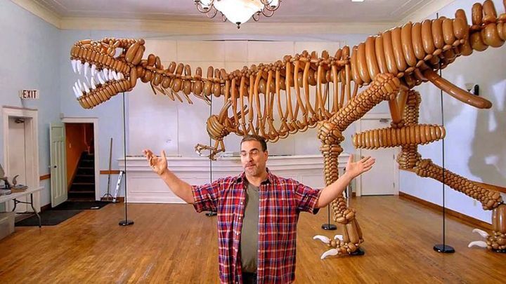 Мужчина соорудил скелет тираннозавра из 1400 воздушных шаров