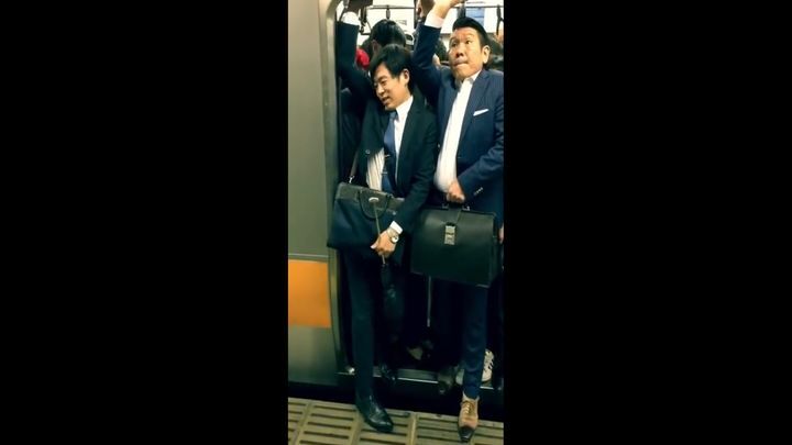 Как утрамбовывают пассажиров токийского метро в час пик